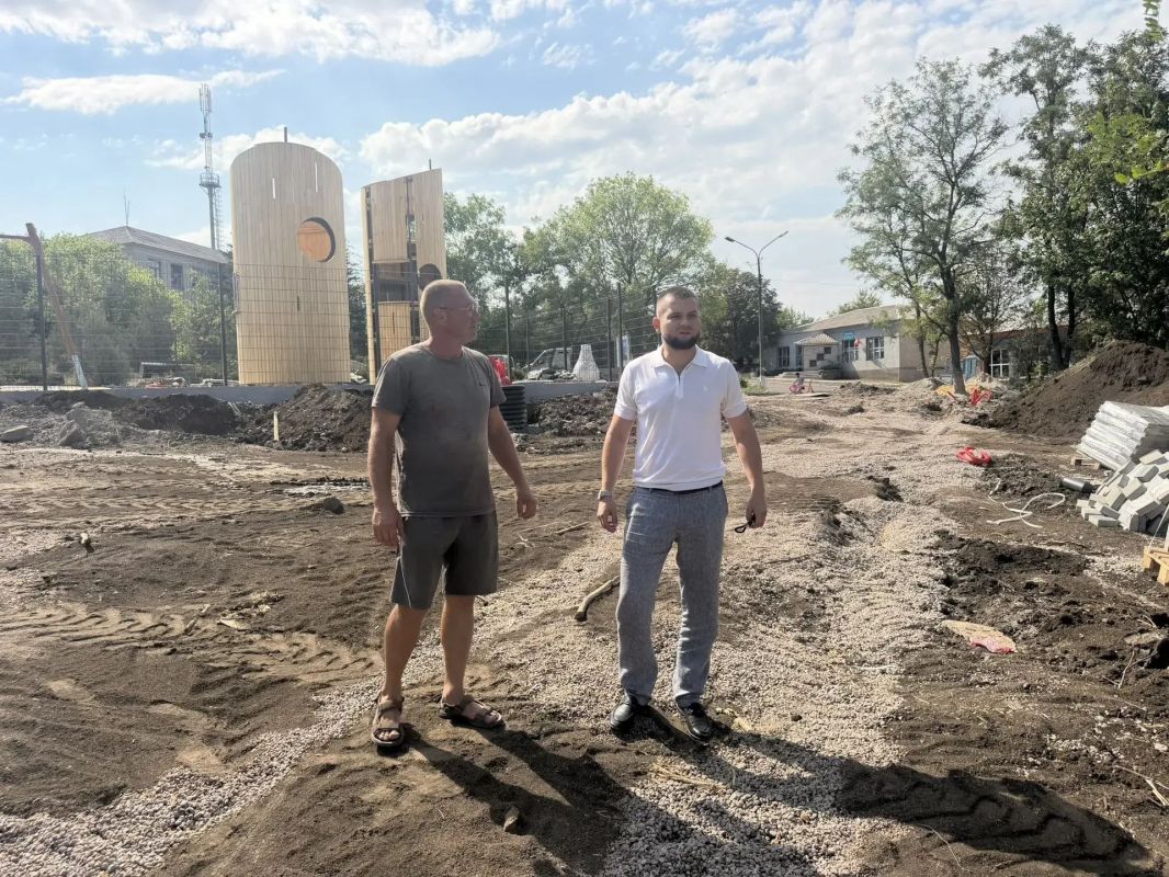 В рамках программы по улучшению городской среды и партийного проекта «Единой России» «Городская среда» председатель Тельмановского муниципального совета Дмитрий Липчанский осуществил проверку работ по благоустройству... В рамках программы по улучшению городской среды и партийного проекта «Единой России» «Городская среда» председатель Тельмановского муниципального совета Дмитрий Липчанский осуществил проверку работ по благоустройству...