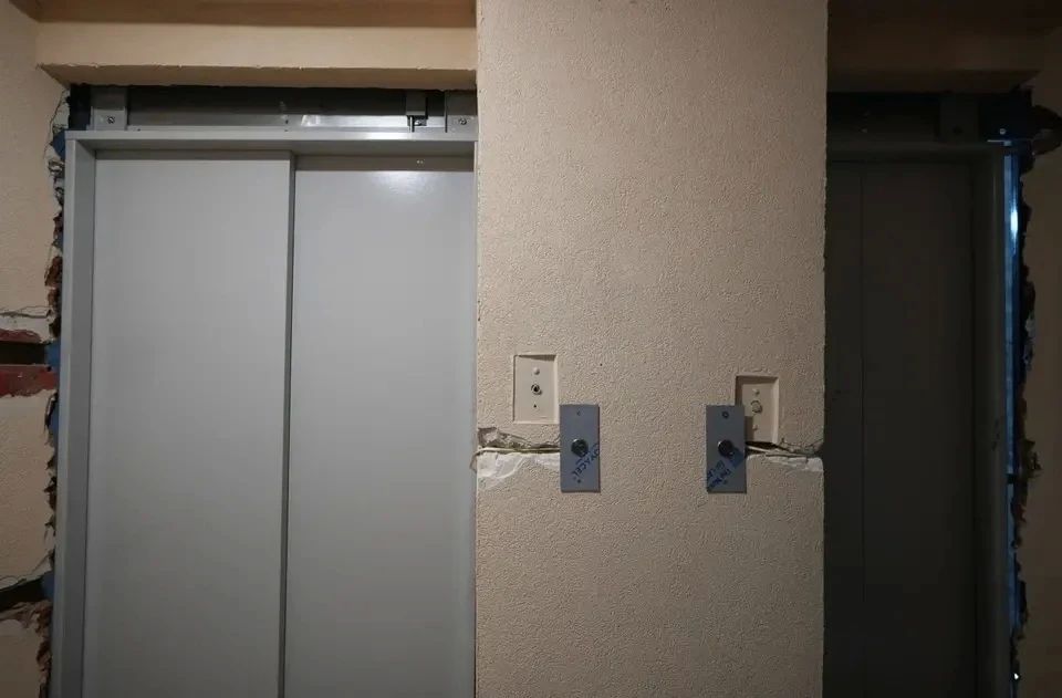 В Мариуполе ведется масштабная замена лифтового хозяйства В Мариуполе ведется масштабная замена лифтового хозяйства