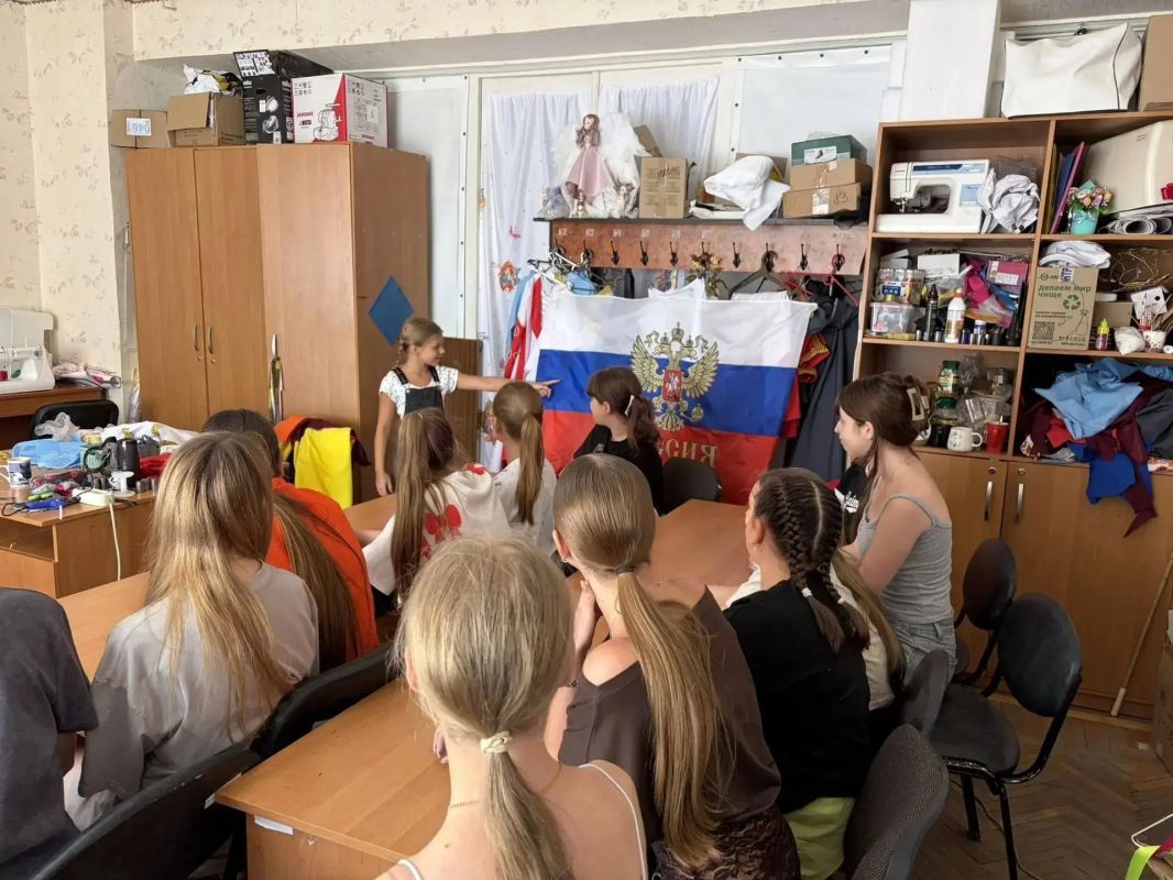 Белый, Синий, Красный: Символы нашей гордости Белый, Синий, Красный: Символы нашей гордости