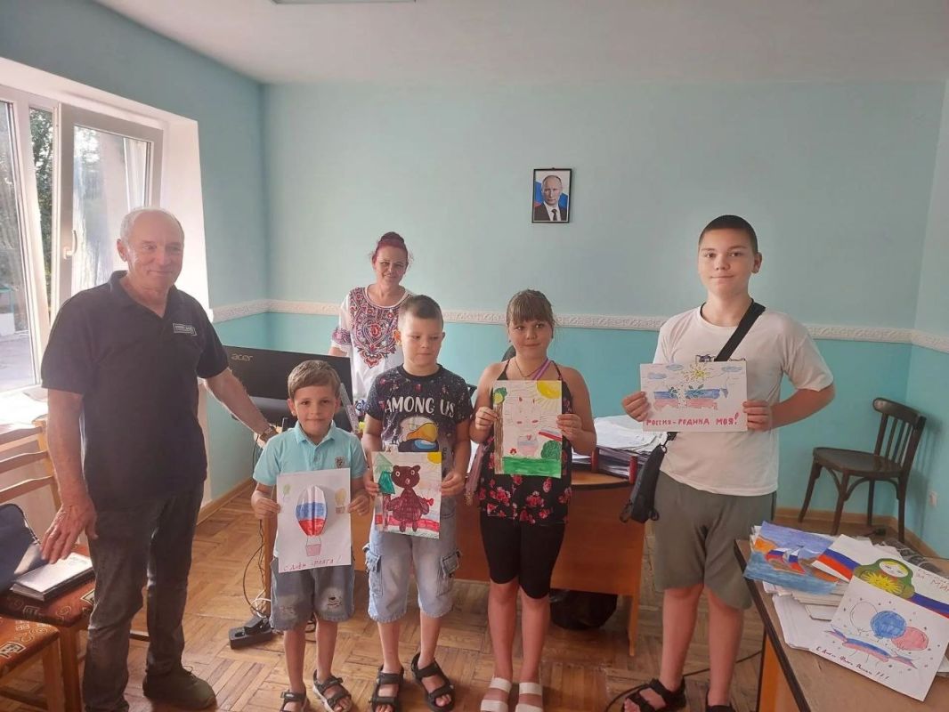В Автобазе специализированной техники Донецкого филиала ФГУП «ЖДН» состоялись торжественные мероприятия, посвящённые Дню Государственного флага Российской Федерации В Автобазе специализированной техники Донецкого филиала ФГУП «ЖДН» состоялись торжественные мероприятия, посвящённые Дню Государственного флага Российской Федерации