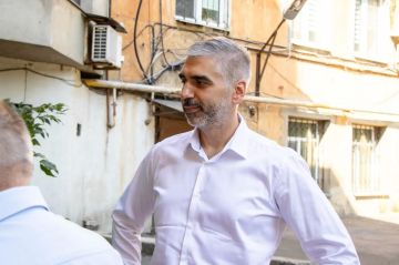 На связи с жителями. Заместитель Председателя Народного Совета ДНР Алексей Дорофеев провел встречи с жителями в подъездах и дворах Донецка — на бульваре Пушкина, улице Щорса и проспекте Ватутина