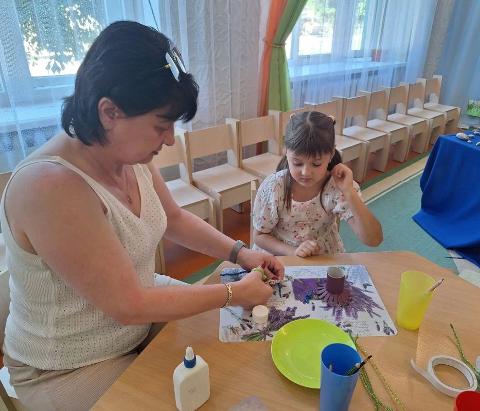 Наталья Бегуненко: В рамках федерального партийного проекта «Зеленая экономика» в Петровском районе в «Детском саду № 313» провели увлекательный мастер-класс для детей и их родителей по экологическому воспитанию «Вторая... Наталья Бегуненко: В рамках федерального партийного проекта «Зеленая экономика» в Петровском районе в «Детском саду № 313» провели увлекательный мастер-класс для детей и их родителей по экологическому воспитанию «Вторая...
