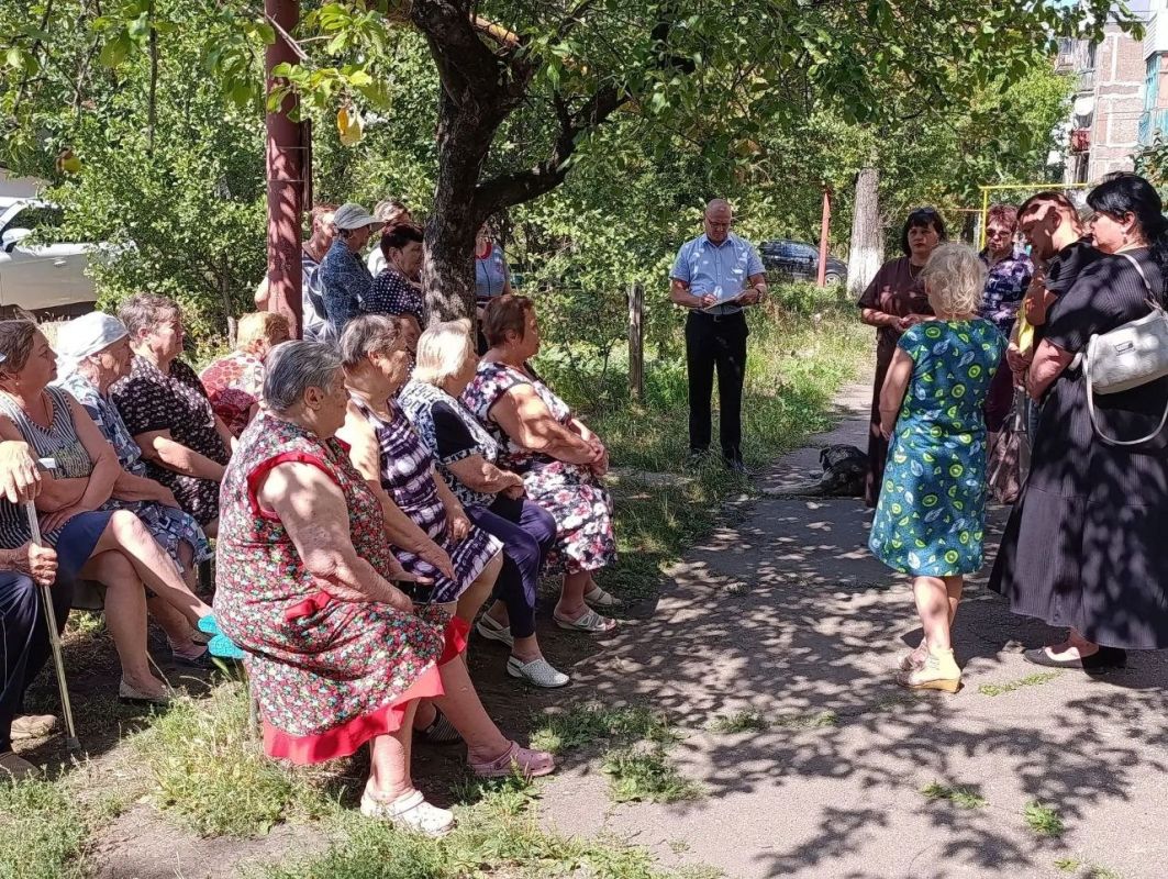 Замглавы администрации Снежного пообщался с жителями пгт Северное Замглавы администрации Снежного пообщался с жителями пгт Северное