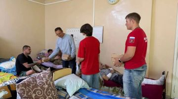 Активисты Молодежки «Народного фронта» Ясиноватой вместе с добрым другом нашего города – руководителем волонтерской группы "Наши дети" Владимиром Финогеновым навестили раненых защитников, находящихся на лечении в госпитале