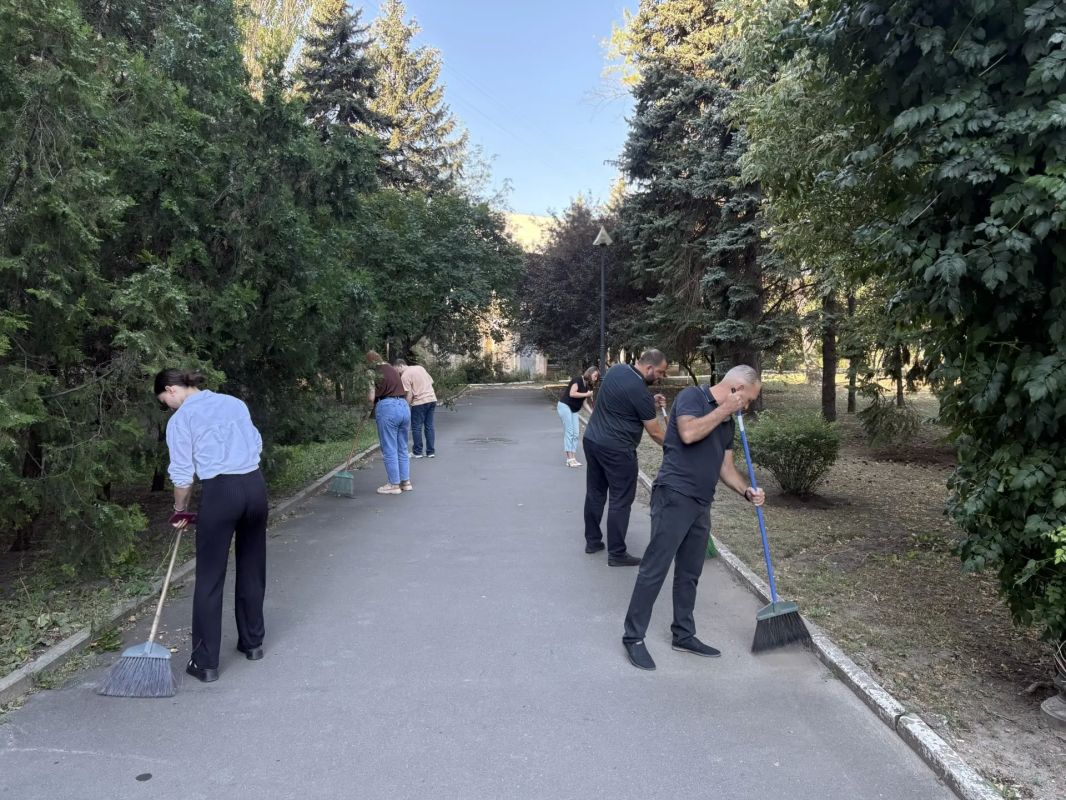 Сегодня, 20.08.2026, сотрудники Управы Ленинского внутригородского района Администрации городского округа Донецк приняли активное участие в акции "Чистый четверг" Сегодня, 20.08.2026, сотрудники Управы Ленинского внутригородского района Администрации городского округа Донецк приняли активное участие в акции "Чистый четверг"
