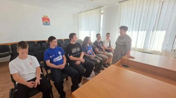 20 августа Лидия Лифинцова председатель Совета ветеранов войны и труда, член Общественного совета провела встречу с активистами Российского движения детей и молодёжи «Движение Первых», Торезского штаба "МГЕР" городского...