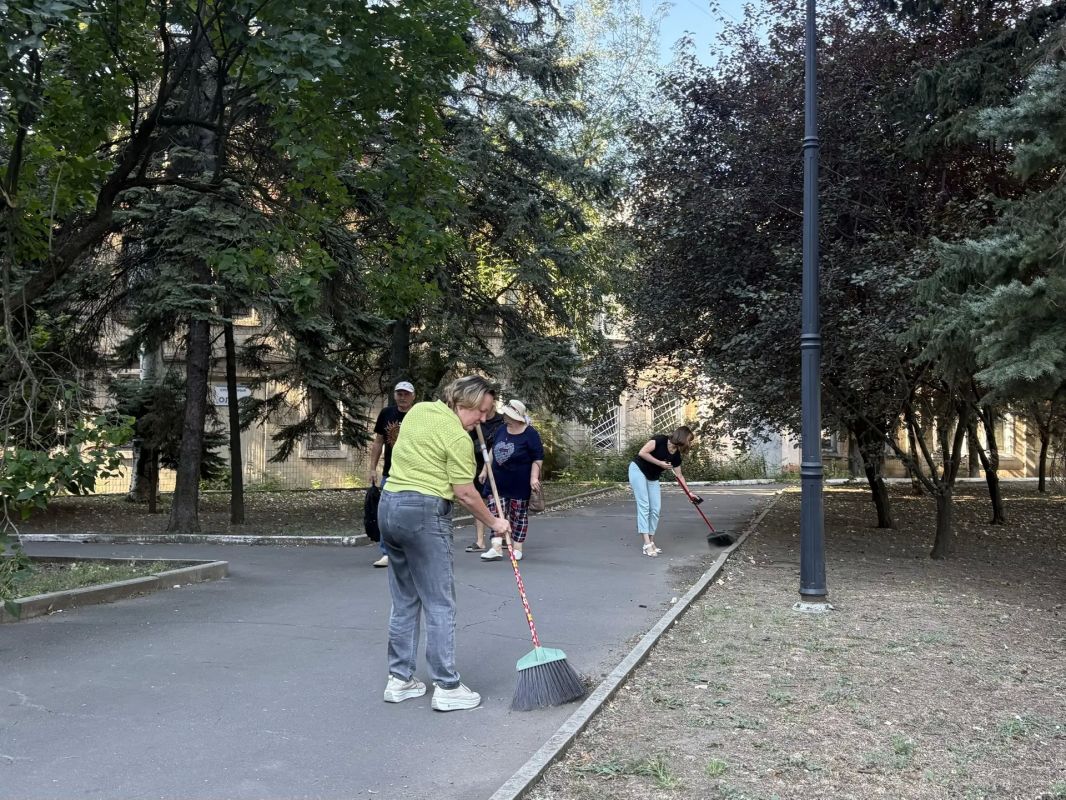 Сегодня, 20.08.2026, сотрудники Управы Ленинского внутригородского района Администрации городского округа Донецк приняли активное участие в акции "Чистый четверг" Сегодня, 20.08.2026, сотрудники Управы Ленинского внутригородского района Администрации городского округа Донецк приняли активное участие в акции "Чистый четверг"