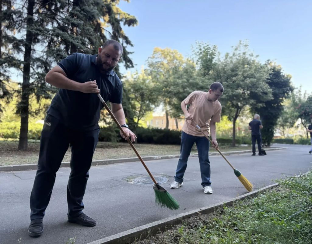 Сегодня, 20.08.2026, сотрудники Управы Ленинского внутригородского района Администрации городского округа Донецк приняли активное участие в акции "Чистый четверг" Сегодня, 20.08.2026, сотрудники Управы Ленинского внутригородского района Администрации городского округа Донецк приняли активное участие в акции "Чистый четверг"