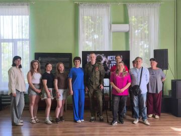 «ИСТОРИЯ ОДНОГО ГЕРОЯ». В МБУ «ДК ИМ. В. МАЯКОВСКОГО Г. О. ТОРЕЗ» состоялась встреча коллектива с военнослужащим специальной военной операции