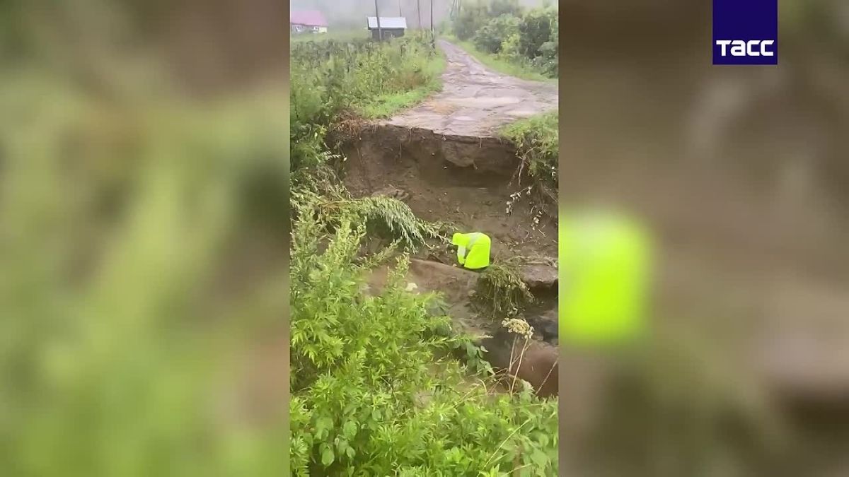 Автодорога обрушилась в Углегорском районе Сахалинской области из-за сильных осадков
