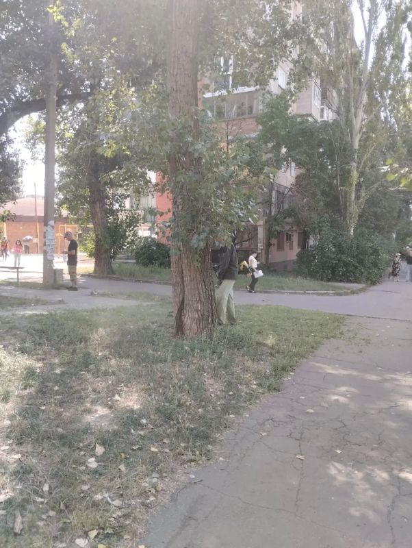 В Центрально-Городском внутригородском районе в рамках акции «Маленькие добрые дела» при непосредственной помощи активистов ПО 580 проведена работа по покосу сорных и карантинных трав по адресу: ул. Донецкая, 41/19