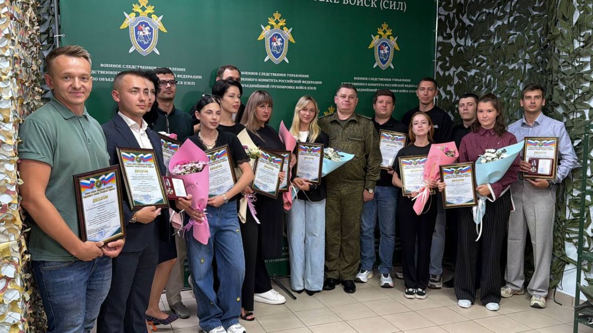 Корреспондента МИЦ "Известия" Евгения Быковского наградили за неординарный подход к освещению деятельности военных следственных органов СК России в условиях спецоперации Корреспондента МИЦ "Известия" Евгения Быковского наградили за неординарный подход к освещению деятельности военных следственных органов СК России в условиях спецоперации