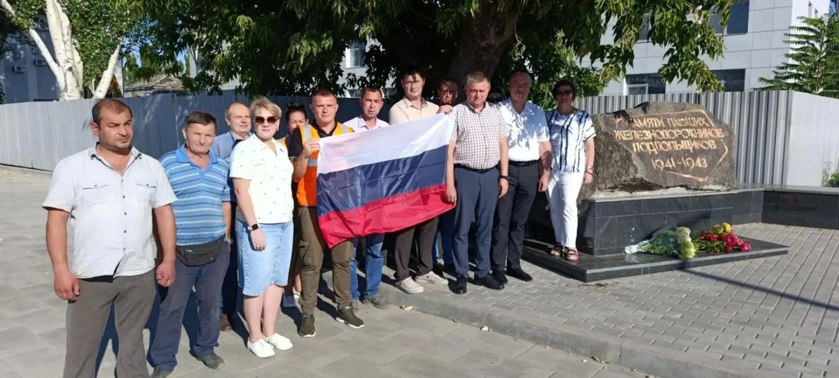 Накануне Дня Государственного флага Российской Федерации коллектив вагонного депо Мариуполь Донецкого филиала ФГУП «ЖДН» возложил цветы к памятнику павшим железнодорожникам-подпольщикам, отдав дань глубокого уважения подвигу...