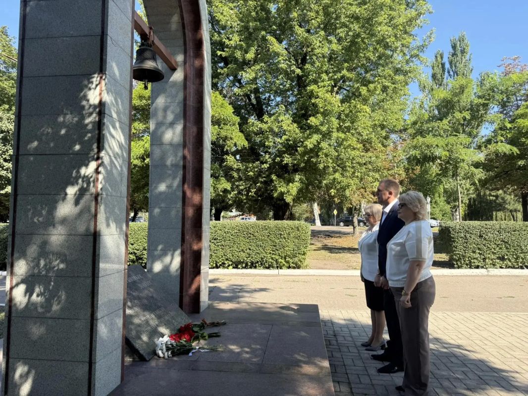 Александр Шатов: В Шахтерске возложили цветы в память об основателях города Александр Шатов: В Шахтерске возложили цветы в память об основателях города