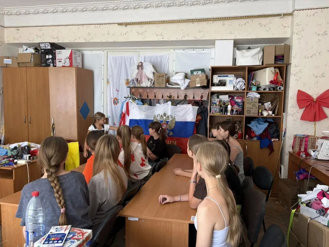 Белый, Синий, Красный: Символы нашей гордости Белый, Синий, Красный: Символы нашей гордости