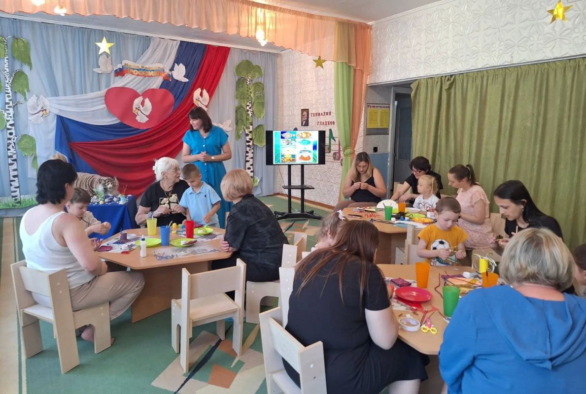 Наталья Бегуненко: В рамках федерального партийного проекта «Зеленая экономика» в Петровском районе в «Детском саду № 313» провели увлекательный мастер-класс для детей и их родителей по экологическому воспитанию «Вторая... Наталья Бегуненко: В рамках федерального партийного проекта «Зеленая экономика» в Петровском районе в «Детском саду № 313» провели увлекательный мастер-класс для детей и их родителей по экологическому воспитанию «Вторая...