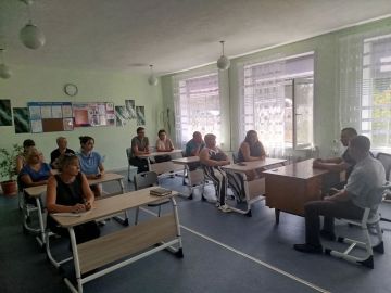 Заместитель главы Администрации Старобешевского округа Николай Чеботаев встретился с трудовым коллективом Придорожненской школы