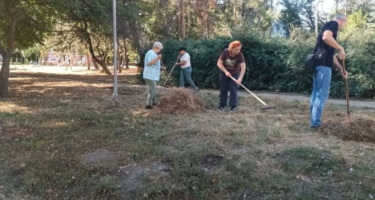 Елена Синецкая: Сегодня, 20 августа, в рамках проекта "Городская среда" сотрудники Управы Калининского внутригородского района городского округа Донецк присоединились к экологической акции "Чистый четверг" Елена Синецкая: Сегодня, 20 августа, в рамках проекта "Городская среда" сотрудники Управы Калининского внутригородского района городского округа Донецк присоединились к экологической акции "Чистый четверг"