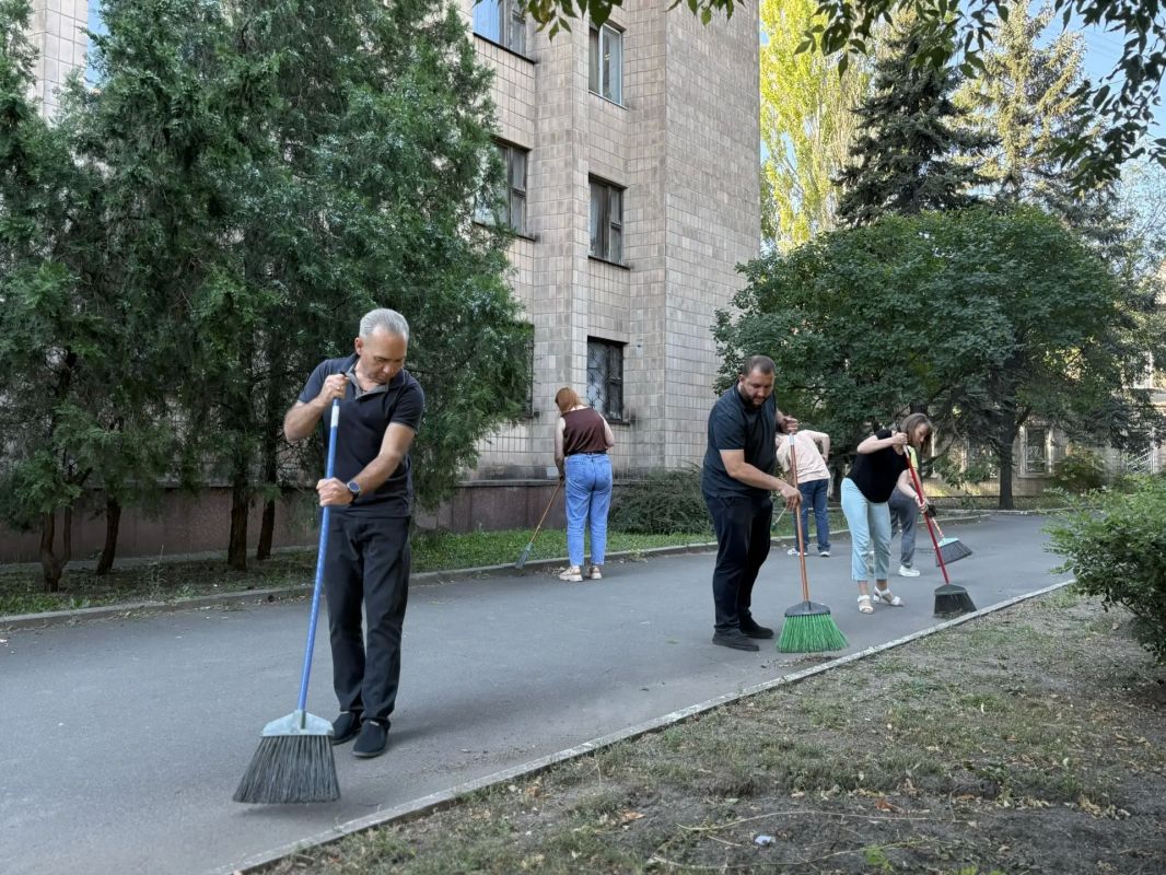 Сегодня, 20.08.2026, сотрудники Управы Ленинского внутригородского района Администрации городского округа Донецк приняли активное участие в акции "Чистый четверг" Сегодня, 20.08.2026, сотрудники Управы Ленинского внутригородского района Администрации городского округа Донецк приняли активное участие в акции "Чистый четверг"