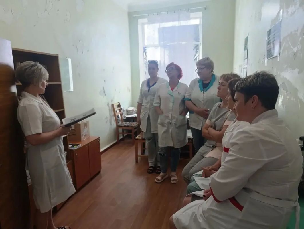 20 августа 2026 года депутаты Ясиноватского муниципального совета от фракции «Единая Россия» Наталья Филиппова и Елена Асаул провели встречи с населением, обсудив вопросы жилищно-коммунального хозяйства, оказания... 20 августа 2026 года депутаты Ясиноватского муниципального совета от фракции «Единая Россия» Наталья Филиппова и Елена Асаул провели встречи с населением, обсудив вопросы жилищно-коммунального хозяйства, оказания...