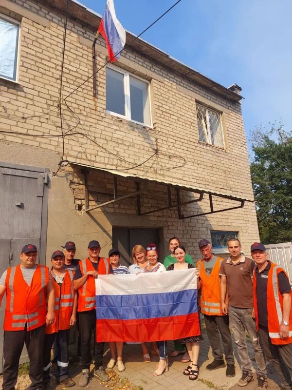 В Автобазе специализированной техники Донецкого филиала ФГУП «ЖДН» состоялись торжественные мероприятия, посвящённые Дню Государственного флага Российской Федерации В Автобазе специализированной техники Донецкого филиала ФГУП «ЖДН» состоялись торжественные мероприятия, посвящённые Дню Государственного флага Российской Федерации