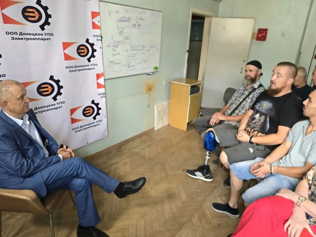 Дмитрий Огилец: В среду, 19 августа, посетил предприятие ООО Донецкое УПО "Электроаппарат", которым руководит мой золотой помощник - Андрей Эдуардович Ковалёв Дмитрий Огилец: В среду, 19 августа, посетил предприятие ООО Донецкое УПО "Электроаппарат", которым руководит мой золотой помощник - Андрей Эдуардович Ковалёв