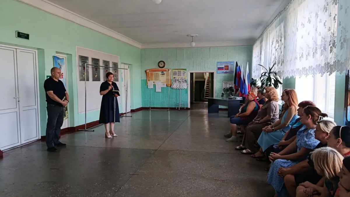20 августа заместитель главы Администрации городского округа Макеевка Ирина Лях встретилась с жителями Советского внутригородского района городского округа Макеевка в помещении Основной школы № 41 (ул