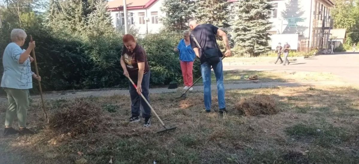 Елена Синецкая: Сегодня, 20 августа, в рамках проекта "Городская среда" сотрудники Управы Калининского внутригородского района городского округа Донецк присоединились к экологической акции "Чистый четверг" Елена Синецкая: Сегодня, 20 августа, в рамках проекта "Городская среда" сотрудники Управы Калининского внутригородского района городского округа Донецк присоединились к экологической акции "Чистый четверг"