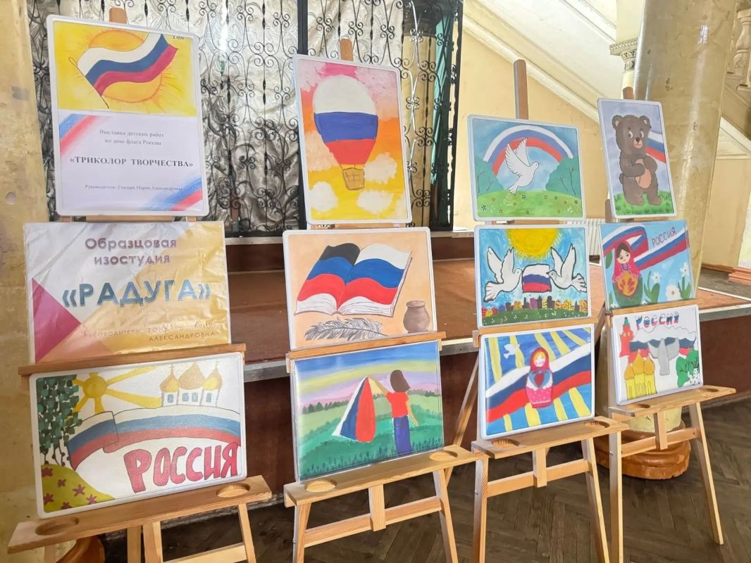 Сегодня, в Зугрэсском городском Дворце культуры открылась выставка рисунков образцовой студии изобразительного искусства «Радуга», приуроченная ко Дню Государственного флага Российской Федерации Сегодня, в Зугрэсском городском Дворце культуры открылась выставка рисунков образцовой студии изобразительного искусства «Радуга», приуроченная ко Дню Государственного флага Российской Федерации