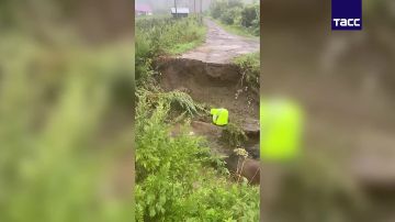 Автодорога обрушилась в Углегорском районе Сахалинской области из-за сильных осадков