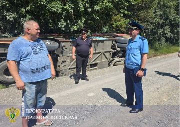 Автобус с детьми перевернулся в Уссурийске — водитель не справился с управлением и съехал с дороги
