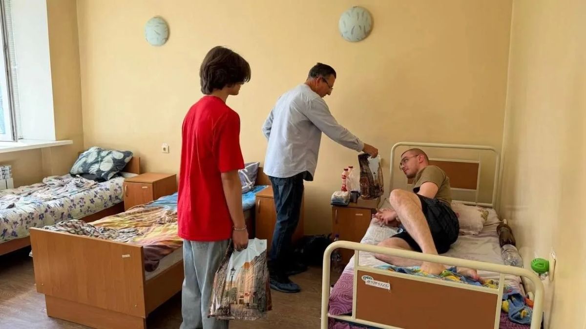 Активисты Молодежки «Народного фронта» Ясиноватой вместе с добрым другом нашего города – руководителем волонтерской группы "Наши дети" Владимиром Финогеновым навестили раненых защитников, находящихся на лечении в госпитале Активисты Молодежки «Народного фронта» Ясиноватой вместе с добрым другом нашего города – руководителем волонтерской группы "Наши дети" Владимиром Финогеновым навестили раненых защитников, находящихся на лечении в госпитале