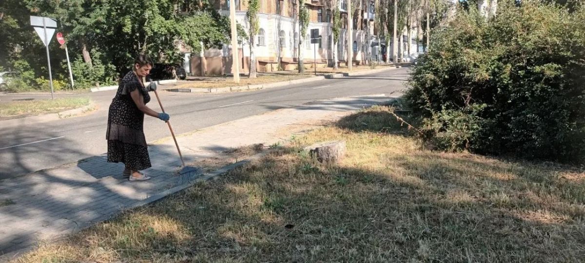 Елена Синецкая: Сегодня, 20 августа, в рамках проекта "Городская среда" сотрудники Управы Калининского внутригородского района городского округа Донецк присоединились к экологической акции "Чистый четверг" Елена Синецкая: Сегодня, 20 августа, в рамках проекта "Городская среда" сотрудники Управы Калининского внутригородского района городского округа Донецк присоединились к экологической акции "Чистый четверг"