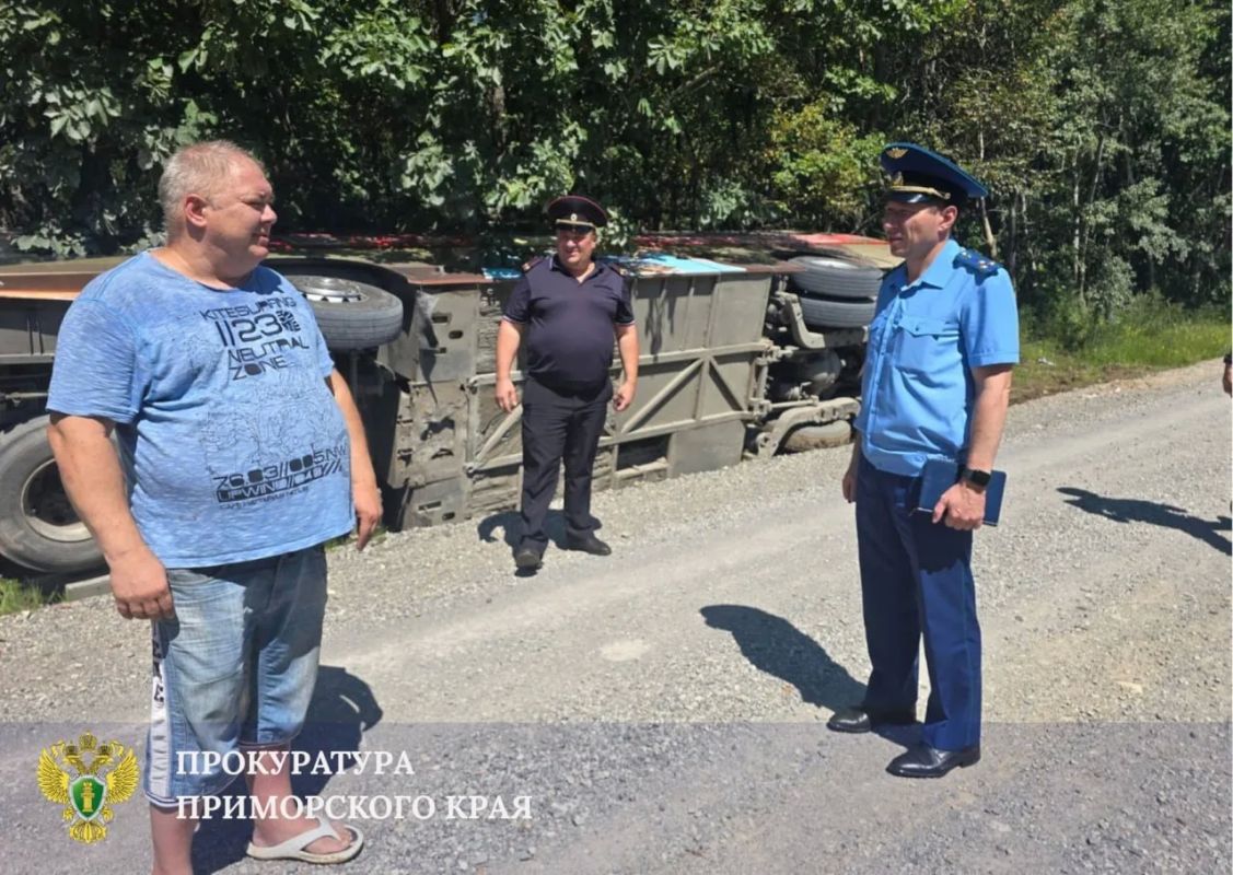 Автобус с детьми перевернулся в Уссурийске — водитель не справился с управлением и съехал с дороги