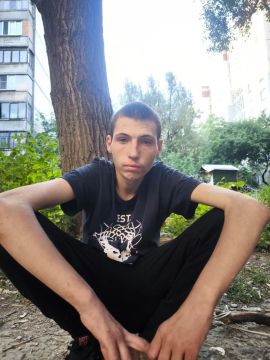 В Киевском районе в одном из дворов на улице живет дезориентированный парень
