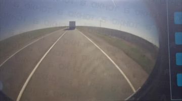 Водитель фуры лихо увернулся от удара FPV-дрона в лобовуху
