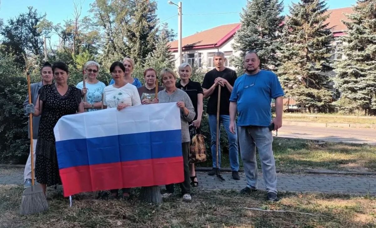 Елена Синецкая: Сегодня, 20 августа, в рамках проекта "Городская среда" сотрудники Управы Калининского внутригородского района городского округа Донецк присоединились к экологической акции "Чистый четверг"