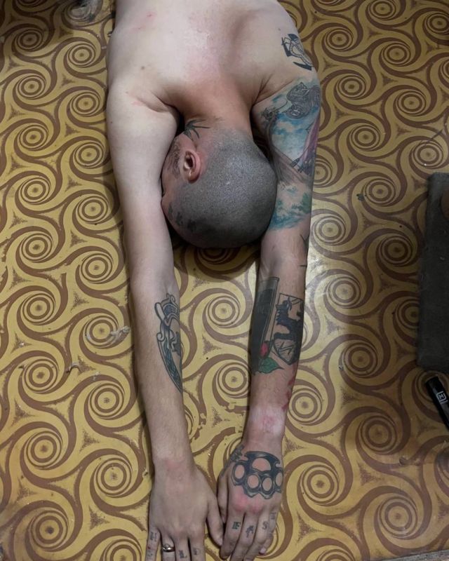 Сегодня утром в Екатеринбурге оперативники применили к 21-летнему предку ирландцев (как он сам считает) меры государственного принуждения Сегодня утром в Екатеринбурге оперативники применили к 21-летнему предку ирландцев (как он сам считает) меры государственного принуждения