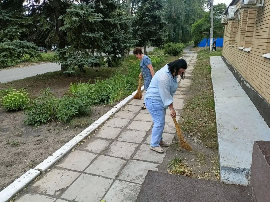 В Ждановке прошел субботник В Ждановке прошел субботник