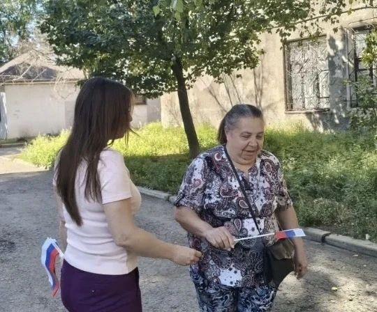 В Центрально-Городском районе прошла раздача флажков В Центрально-Городском районе прошла раздача флажков