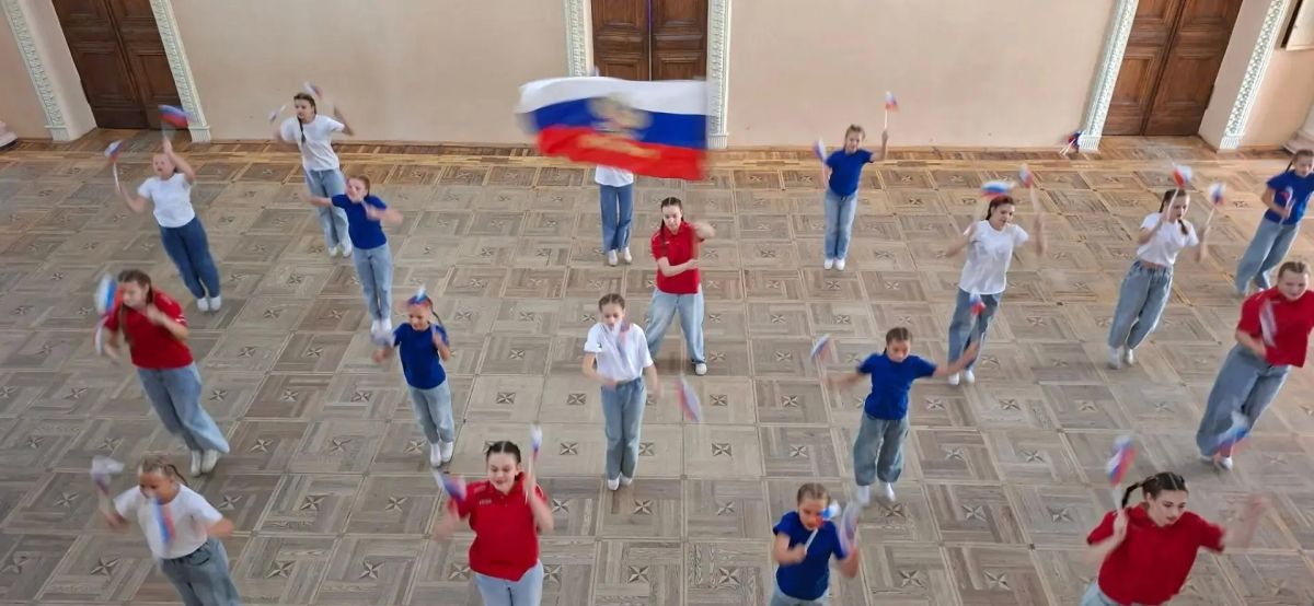 Танцевальный флешмоб «Любимая сердцем земля - Россия»! Танцевальный флешмоб «Любимая сердцем земля - Россия»!