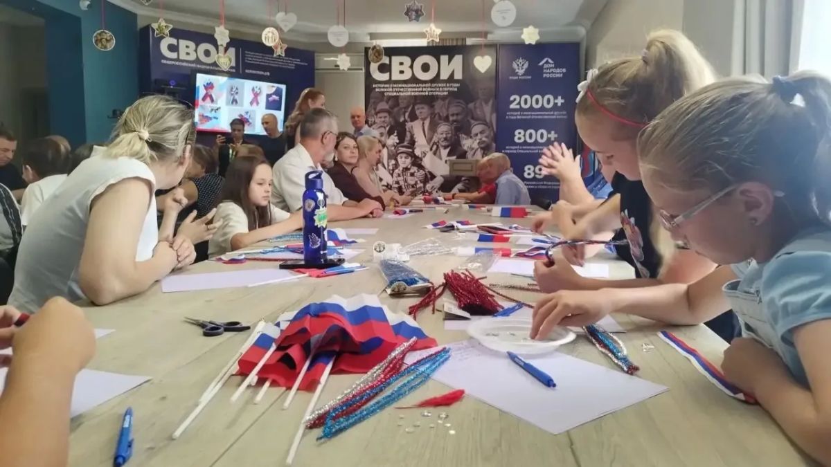 В Доме народов России в Донецке отметили День Государственного флага В Доме народов России в Донецке отметили День Государственного флага