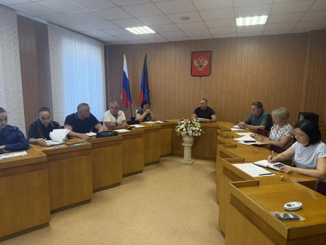 Полицейские провели серию встреч с трудовыми коллективами в Донецке Полицейские провели серию встреч с трудовыми коллективами в Донецке