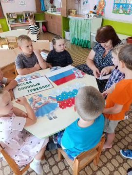 В библиотекефилиале № 1 прошёл мастеркласс «Флаг России — гордость наша», приуроченный ко Дню Государственного флага Российской Федерации