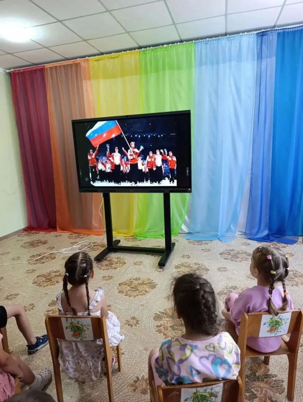 Сегодня в ГБДОУ "ДЕТСКИЙ САД №22 "ЧАЙКА" Г.О. ТОРЕЗ" в средней и старшей группах отметили важный и значимый праздник — День флага Российской Федерации! Сегодня в ГБДОУ "ДЕТСКИЙ САД №22 "ЧАЙКА" Г.О. ТОРЕЗ" в средней и старшей группах отметили важный и значимый праздник — День флага Российской Федерации!