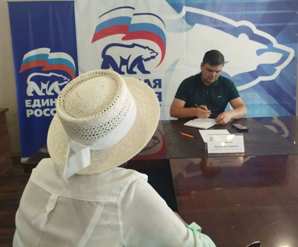 Состоялся прием граждан. Сегодня, 21 августа, Глава муниципального образования городской округ Торез, секретарь местного отделения Партии Артем Чесноков провел прием граждан в общественной приемной Состоялся прием граждан. Сегодня, 21 августа, Глава муниципального образования городской округ Торез, секретарь местного отделения Партии Артем Чесноков провел прием граждан в общественной приемной