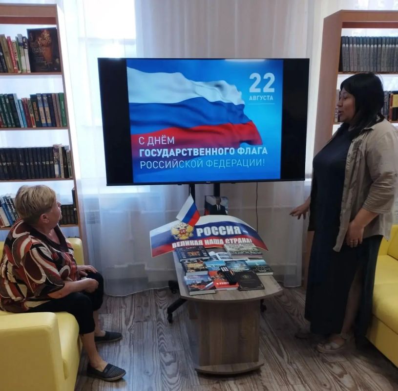 Гордо реет флаг России. День государственного флага — праздник, который ежегодно отмечается 22 августа на всей территории России Гордо реет флаг России. День государственного флага — праздник, который ежегодно отмечается 22 августа на всей территории России