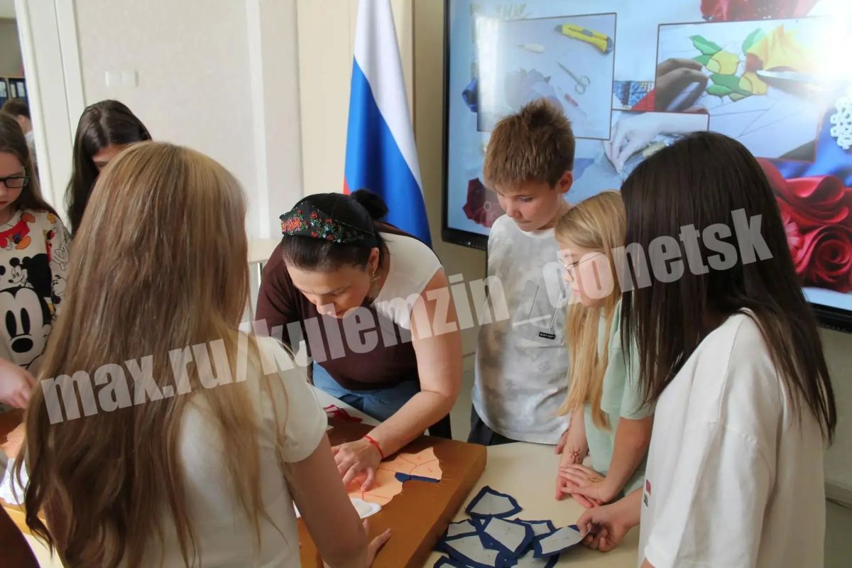 В преддверии Дня Государственного флага Российской Федерации в Доме культуры им. С. М. Кирова в рамках проекта «Историческая память» состоялся мастер-класс «Флаг Родины в моих руках» В преддверии Дня Государственного флага Российской Федерации в Доме культуры им. С. М. Кирова в рамках проекта «Историческая память» состоялся мастер-класс «Флаг Родины в моих руках»
