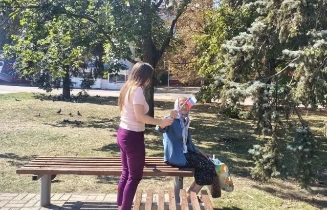 В Центрально-Городском районе прошла раздача флажков В Центрально-Городском районе прошла раздача флажков