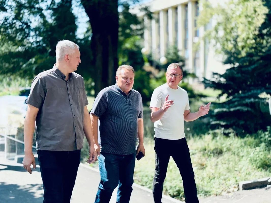 Вместе с руководителем Управы Киевского района Донецка Валентином Левченко осмотрели ход ведения ремонтно-восстановительных работ по Киевскому проспекту, обсудили текущее состояние объекта и дальнейшие планы по... Вместе с руководителем Управы Киевского района Донецка Валентином Левченко осмотрели ход ведения ремонтно-восстановительных работ по Киевскому проспекту, обсудили текущее состояние объекта и дальнейшие планы по...